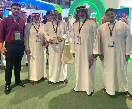 ياسر فرحات مع عملاء في السعودية